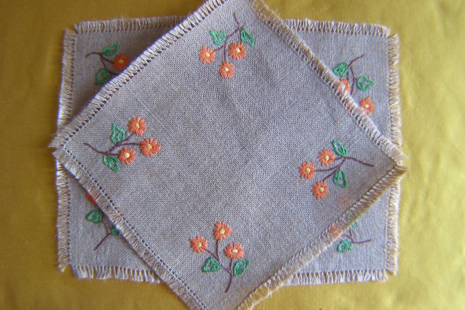 Come fare un centrino in juta con il punto margherita e il punto erba