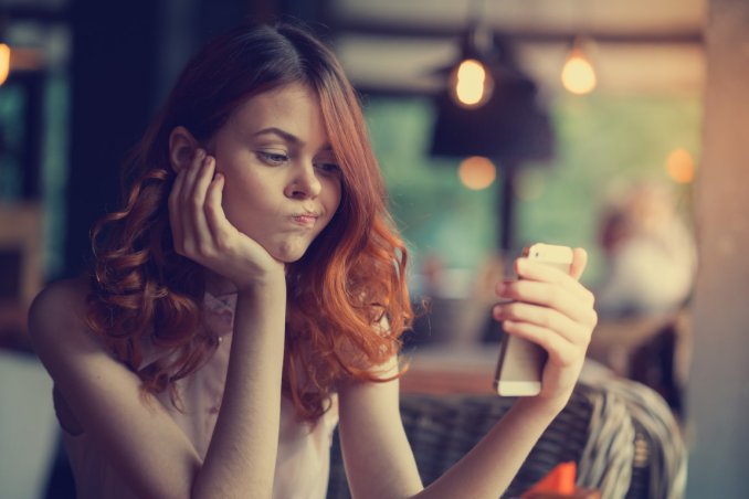 lui non chiama, telefono, donna