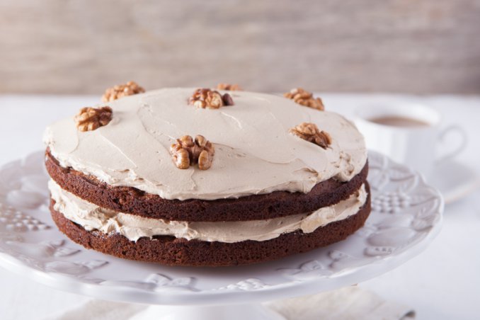 Torta a strati alle noci e caffè con crema al mascarpone