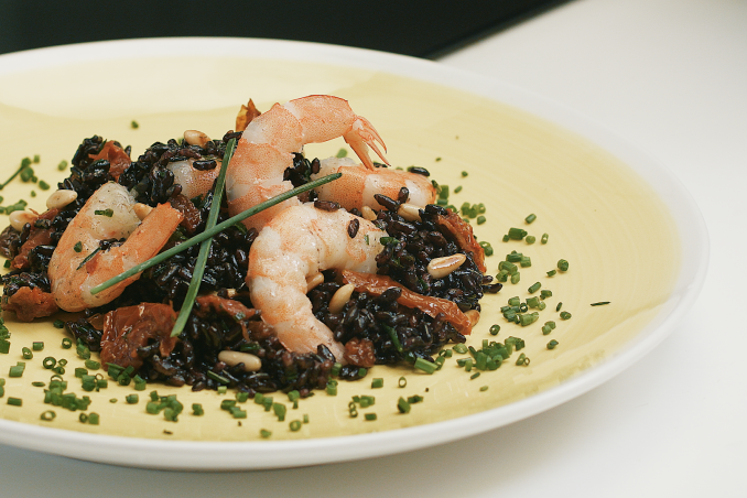 insalata di riso venere con gamberi