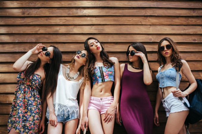 amiche, festa in spiaggia, abbigliamento