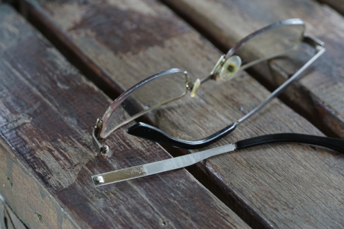 aggiustare asta occhiali, riparare asta occhiali, stanghette occhiali rotte