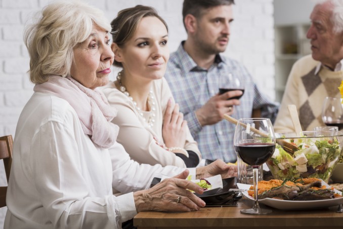 non sopporto i suoi parenti, come sopportare i parenti di lui, non sopporto la sua famiglia