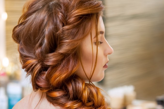 capelli mossi, trecce, senza piastra