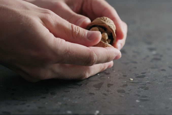 come togliere nero noci mani, macchie noci mani, nero noci