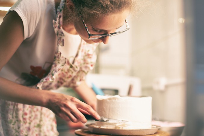 come decorare torta compleanno cialda panna, come decorare torta cialda, come applicare cialda