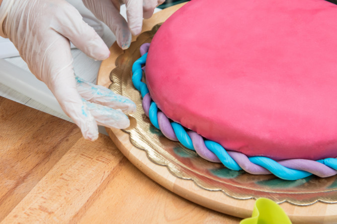 come attaccare pasta zucchero, come incollare pasta zucchero