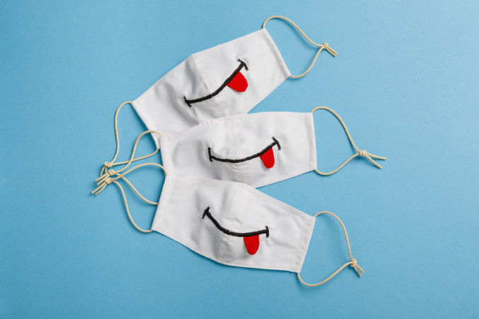 come decorare mascherina stoffa, decorare mascherina