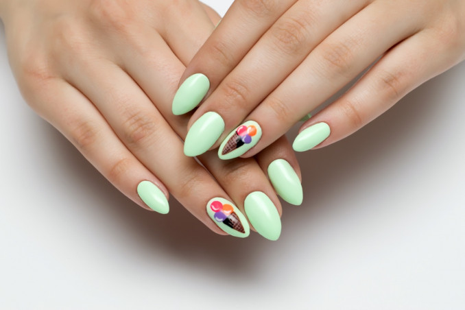 nail art estiva, trend estate 2020, decorazioni unghie belle