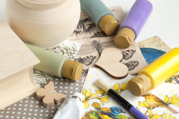 decoupage su legno con giornali, decoupage legno