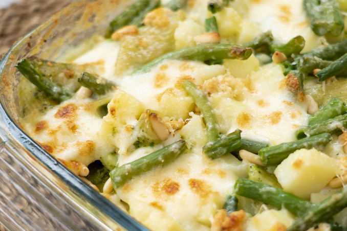 Pasta al forno con pesto accompagnato