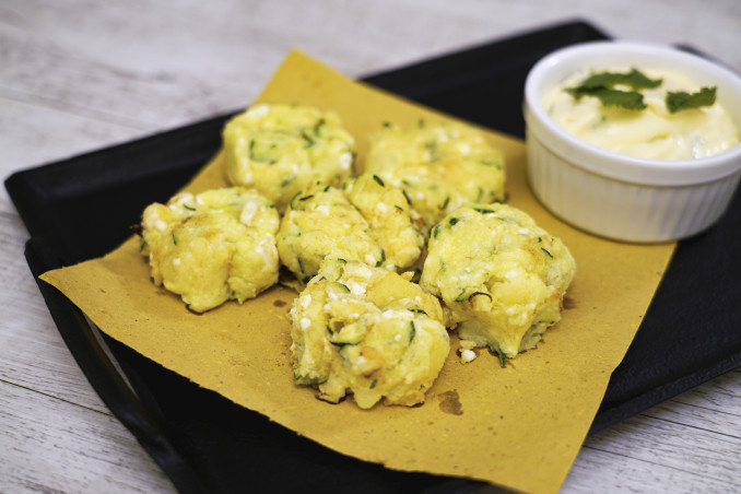 Frittelle di patate, zucchine e feta con maionese alla menta
