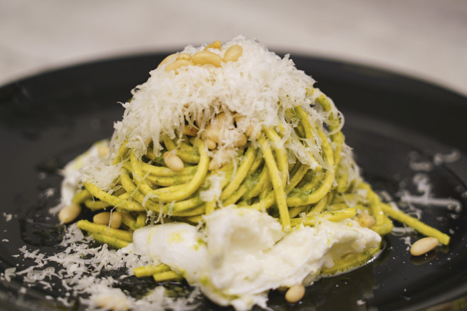 Tagliolini pesto, burrata e pinoli 