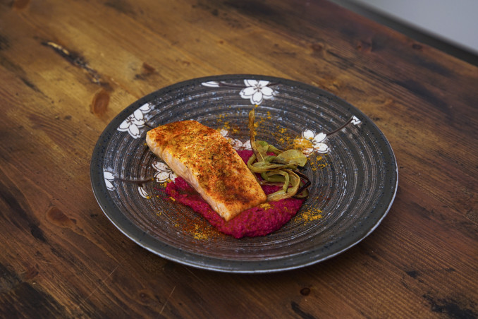 Salmone con barbabietola e ceci 