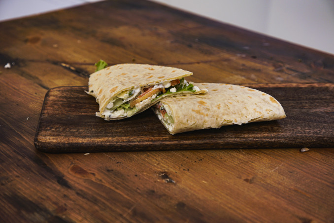 Piadina vegetariana con salsa Tzatziki